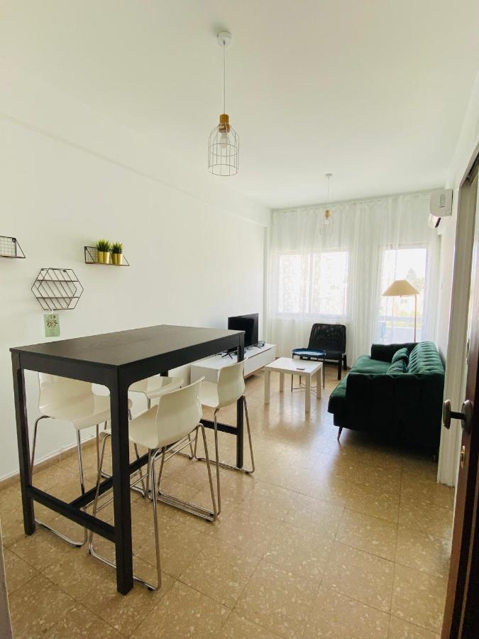 Simple One Bedroom Flat In Engomi Exteriör bild